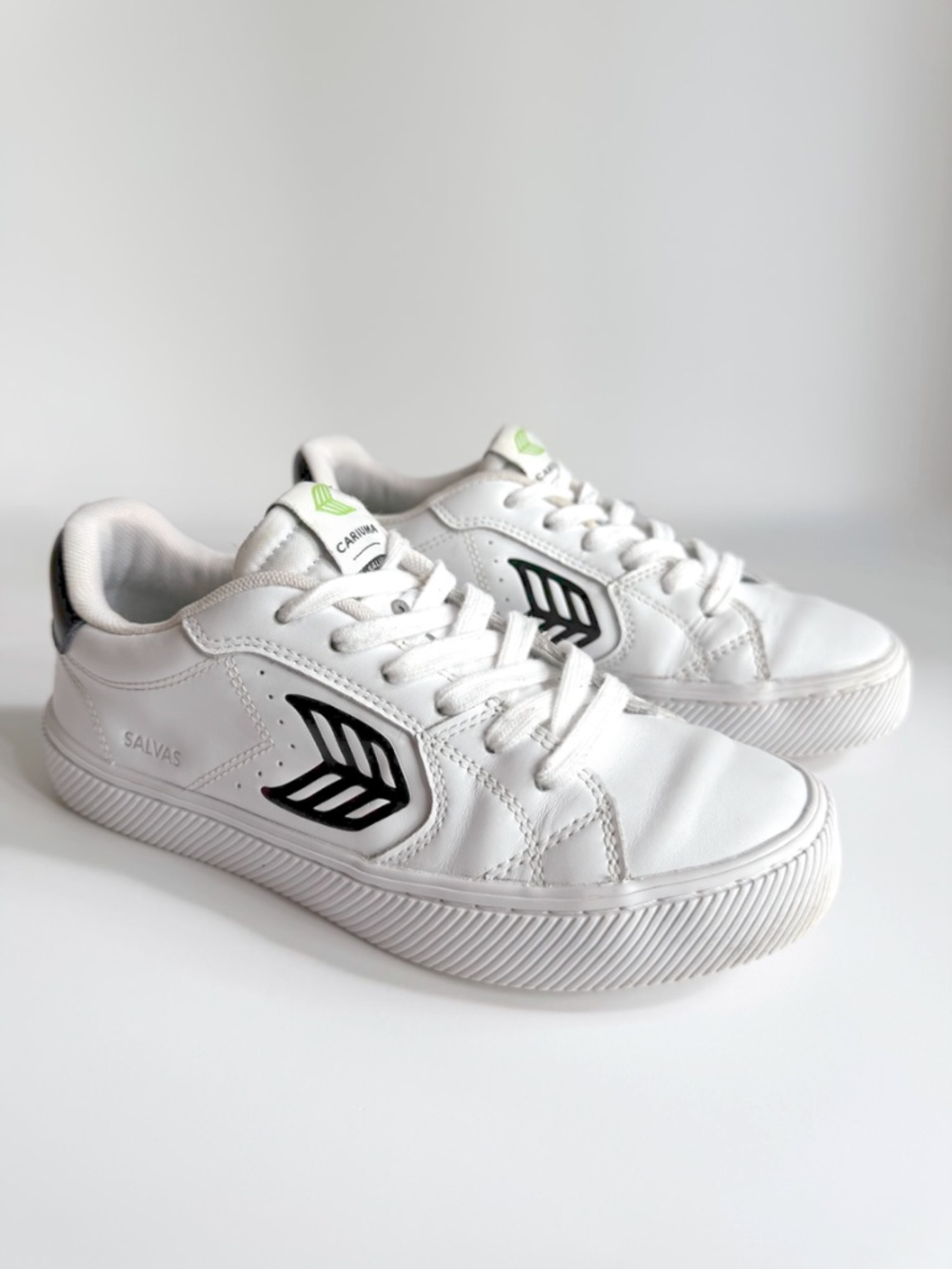 Cariuma Salvas White Smooth Leather with Black Logo Sneakers Size 6